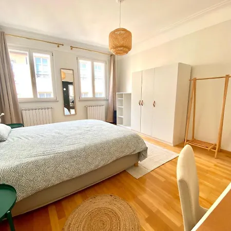 Bars & Culture At Your Doorsteps 아파트