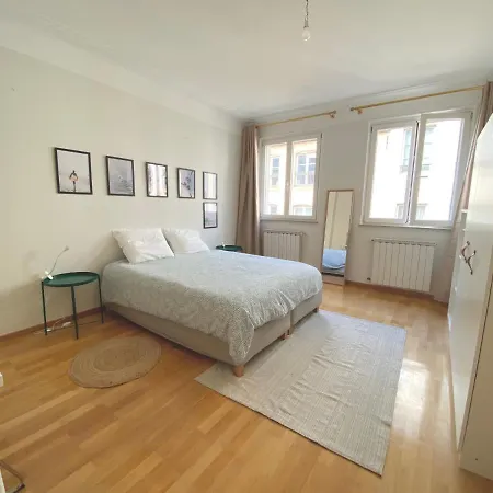 Bars & Culture At Your Doorsteps 아파트 *